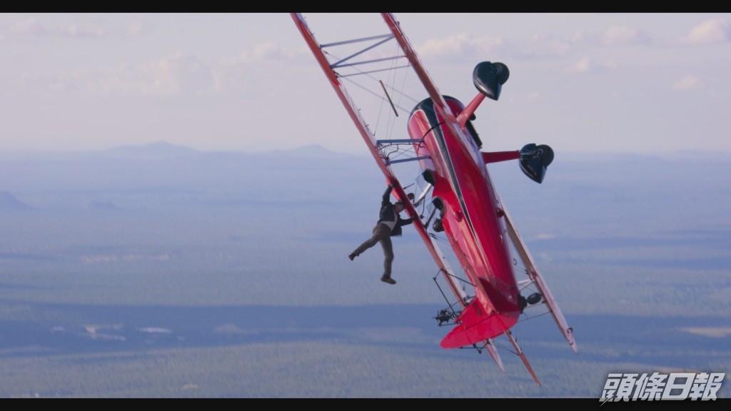 《職7》導演Christopher上載湯告魯斯在空中吊吊揈的照片祝賀對方生日。​